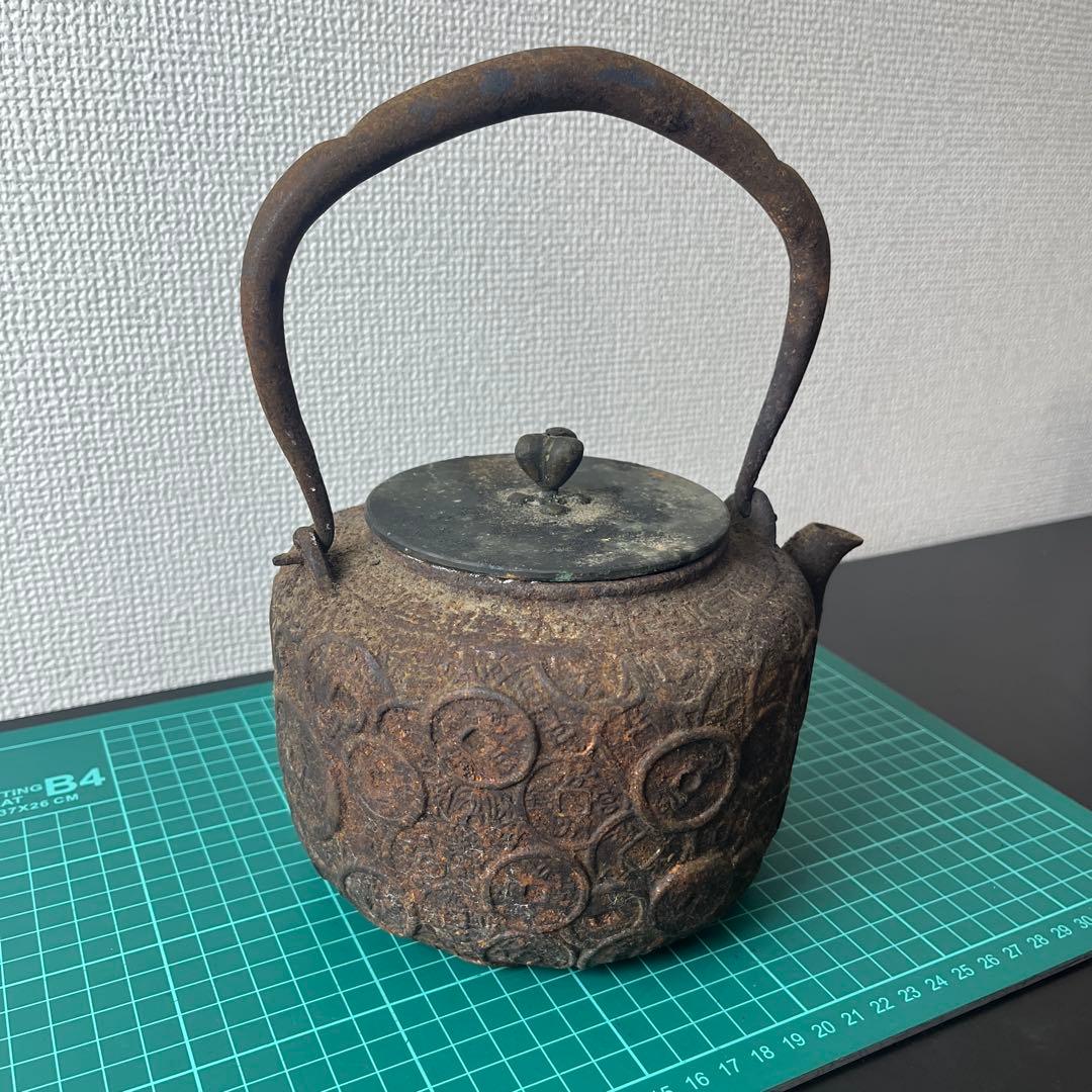 (k) 古銭浮き彫り模様の鉄瓶　高さ約25cm ●寿堂造　骨董　在銘