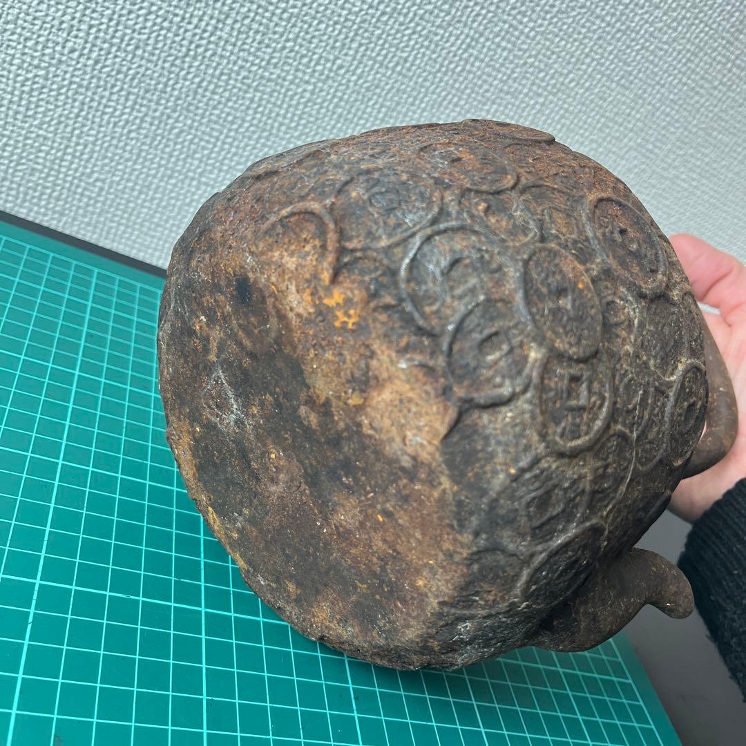 (k) 古銭浮き彫り模様の鉄瓶　高さ約25cm ●寿堂造　骨董　在銘