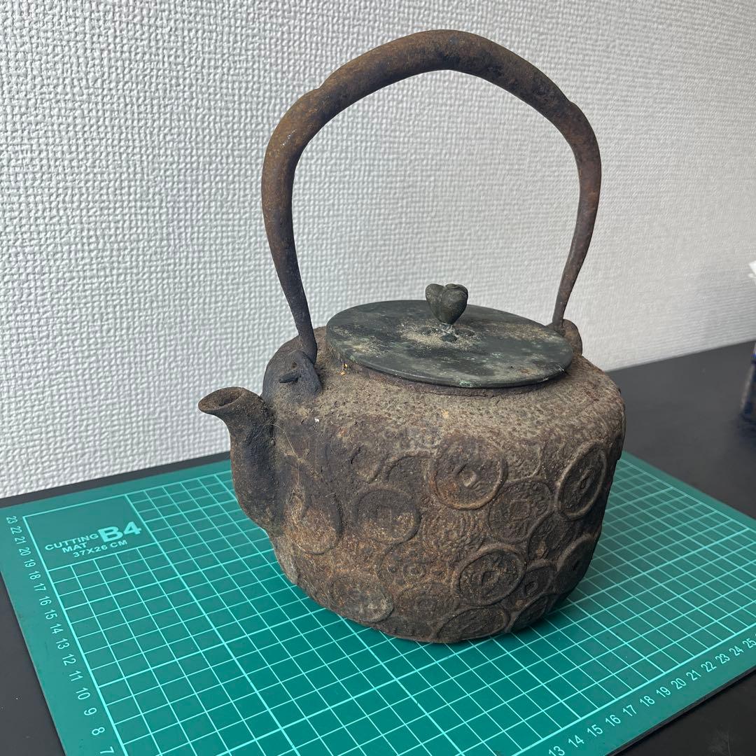 (k) 古銭浮き彫り模様の鉄瓶　高さ約25cm ●寿堂造　骨董　在銘