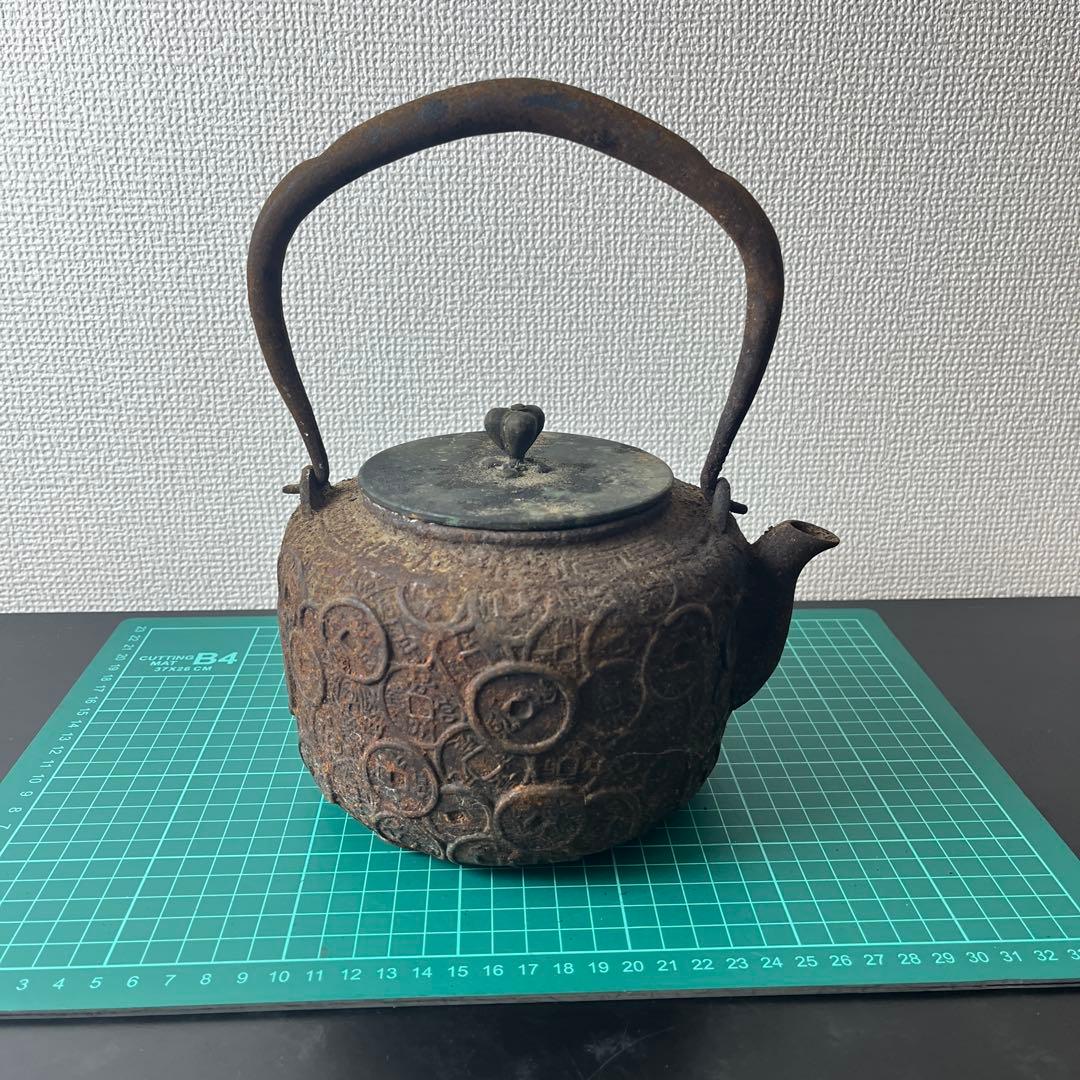 (k) 古銭浮き彫り模様の鉄瓶　高さ約25cm ●寿堂造　骨董　在銘