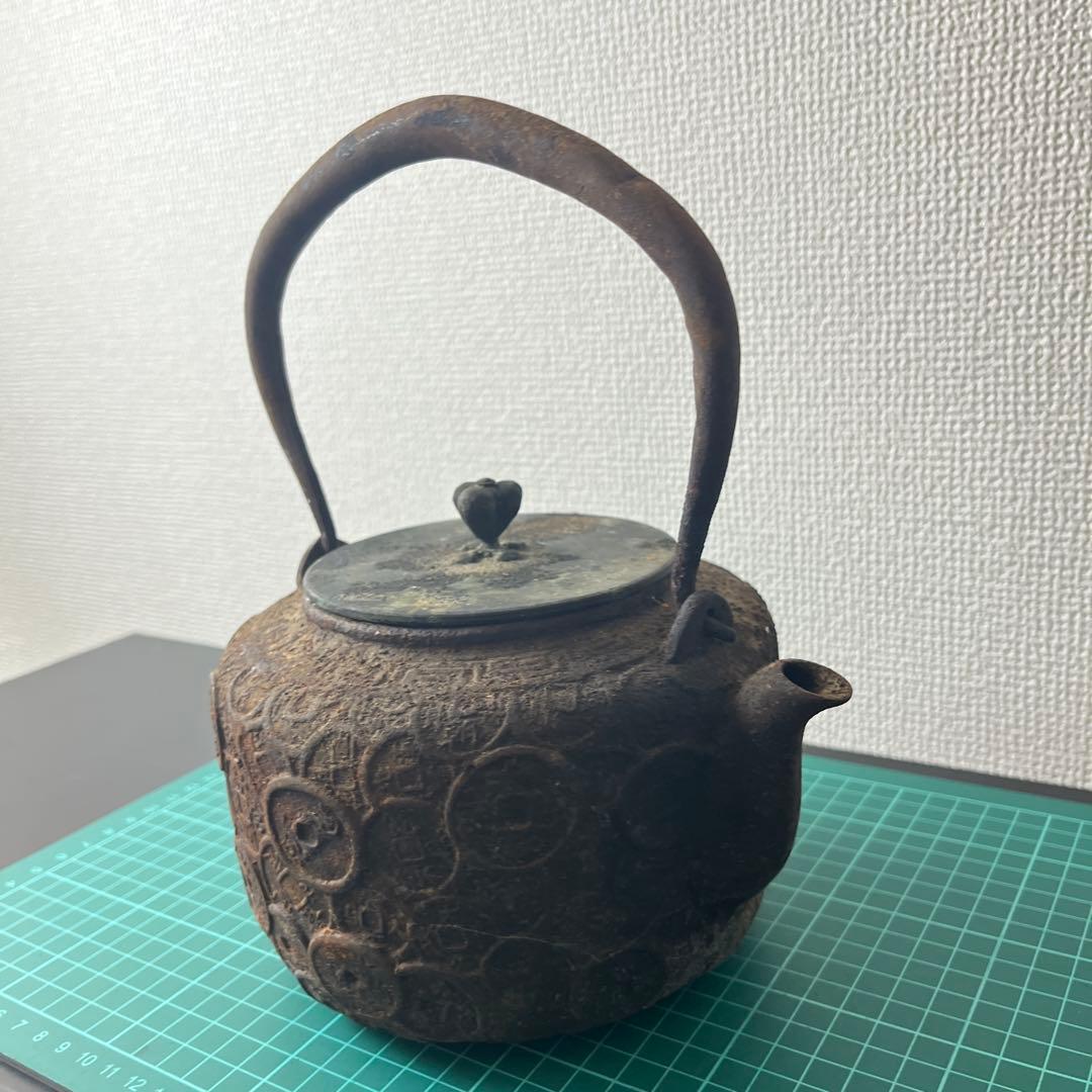 (k) 古銭浮き彫り模様の鉄瓶　高さ約25cm ●寿堂造　骨董　在銘