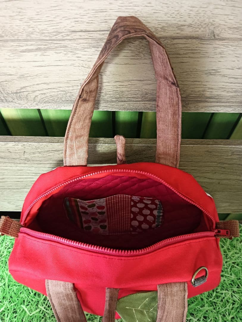 りんご型　ショルダーバッグ　ハンドメイド　遮光器土偶刺繍入り　林檎　ジュノハート