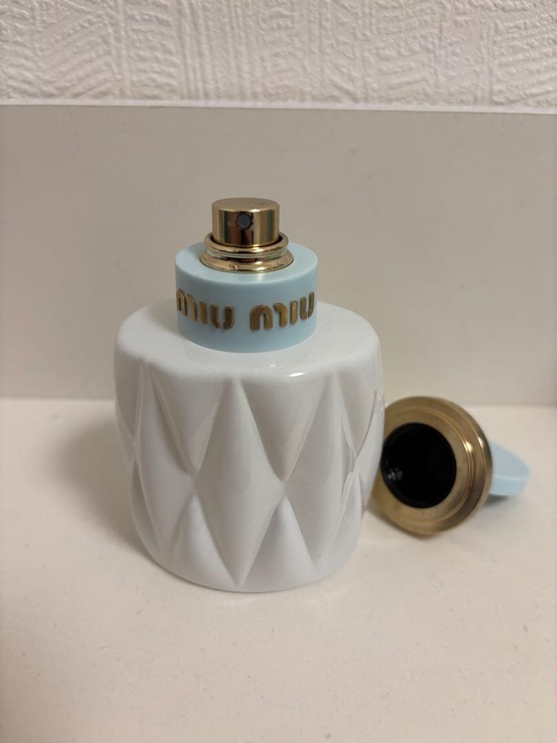 ホワイトダイヤモンド型ボトルの50mlオードパルファム