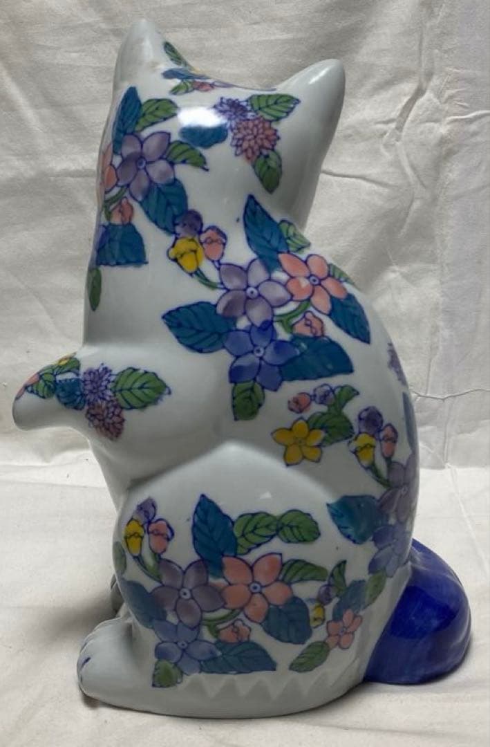 伊万里焼 陶磁器製 招き猫置物 2体伝統的な染め付け柄/花柄 短冊柄付き