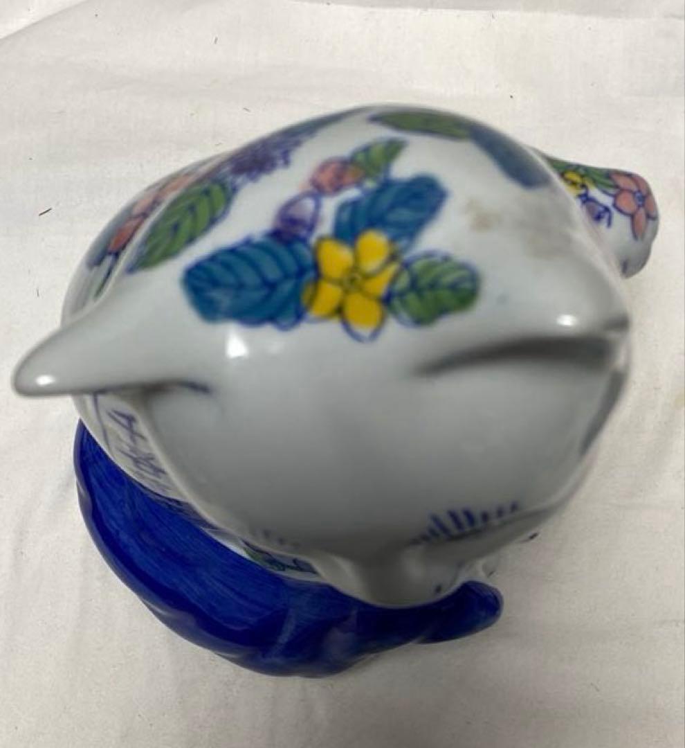 伊万里焼 陶磁器製 招き猫置物 2体伝統的な染め付け柄/花柄 短冊柄付き