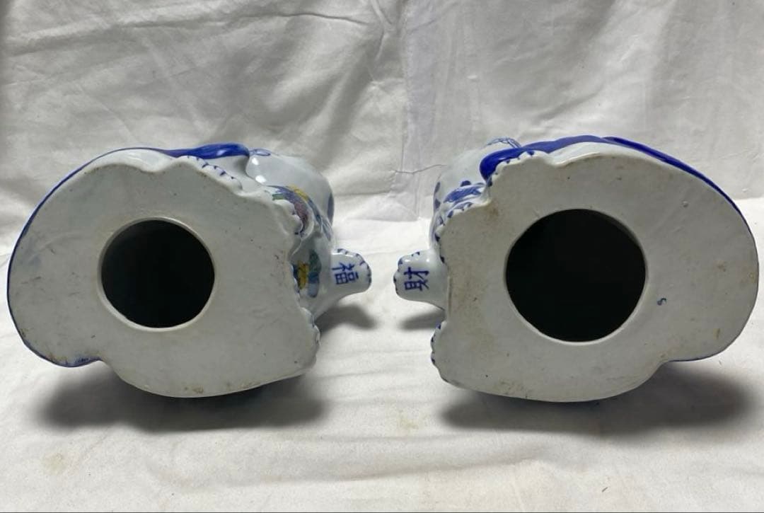 伊万里焼 陶磁器製 招き猫置物 2体伝統的な染め付け柄/花柄 短冊柄付き