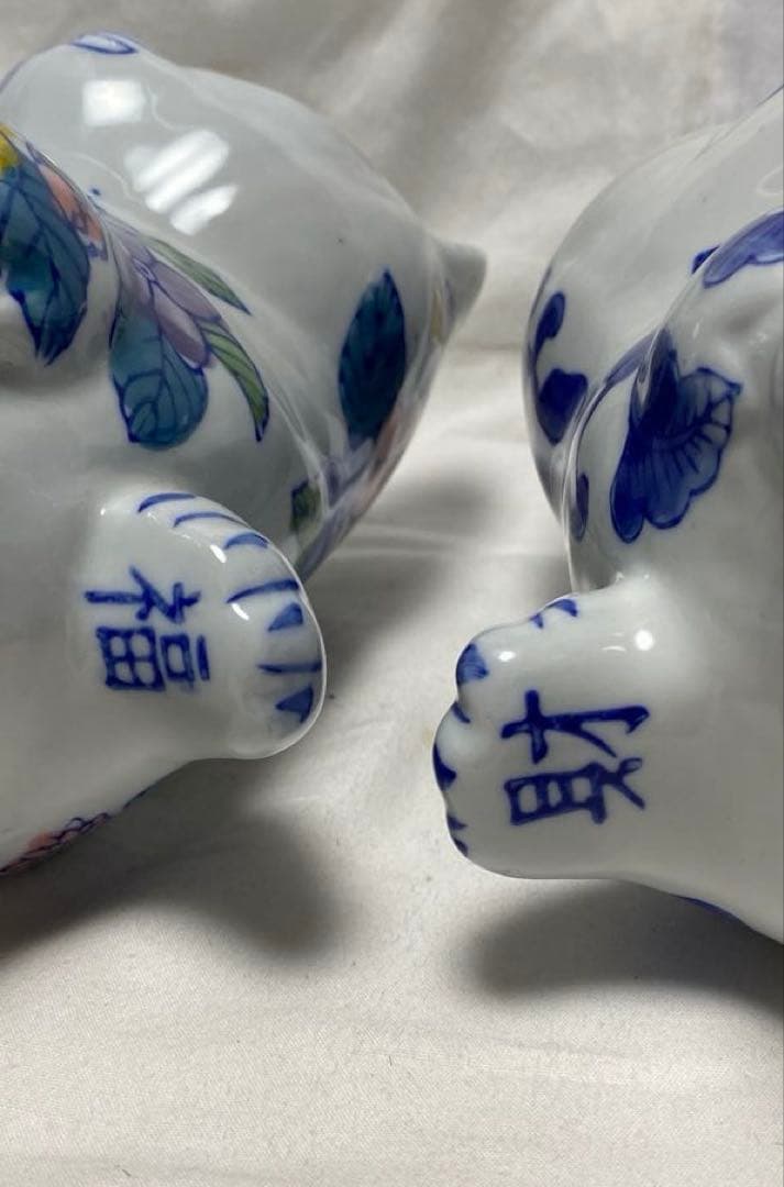 伊万里焼 陶磁器製 招き猫置物 2体伝統的な染め付け柄/花柄 短冊柄付き