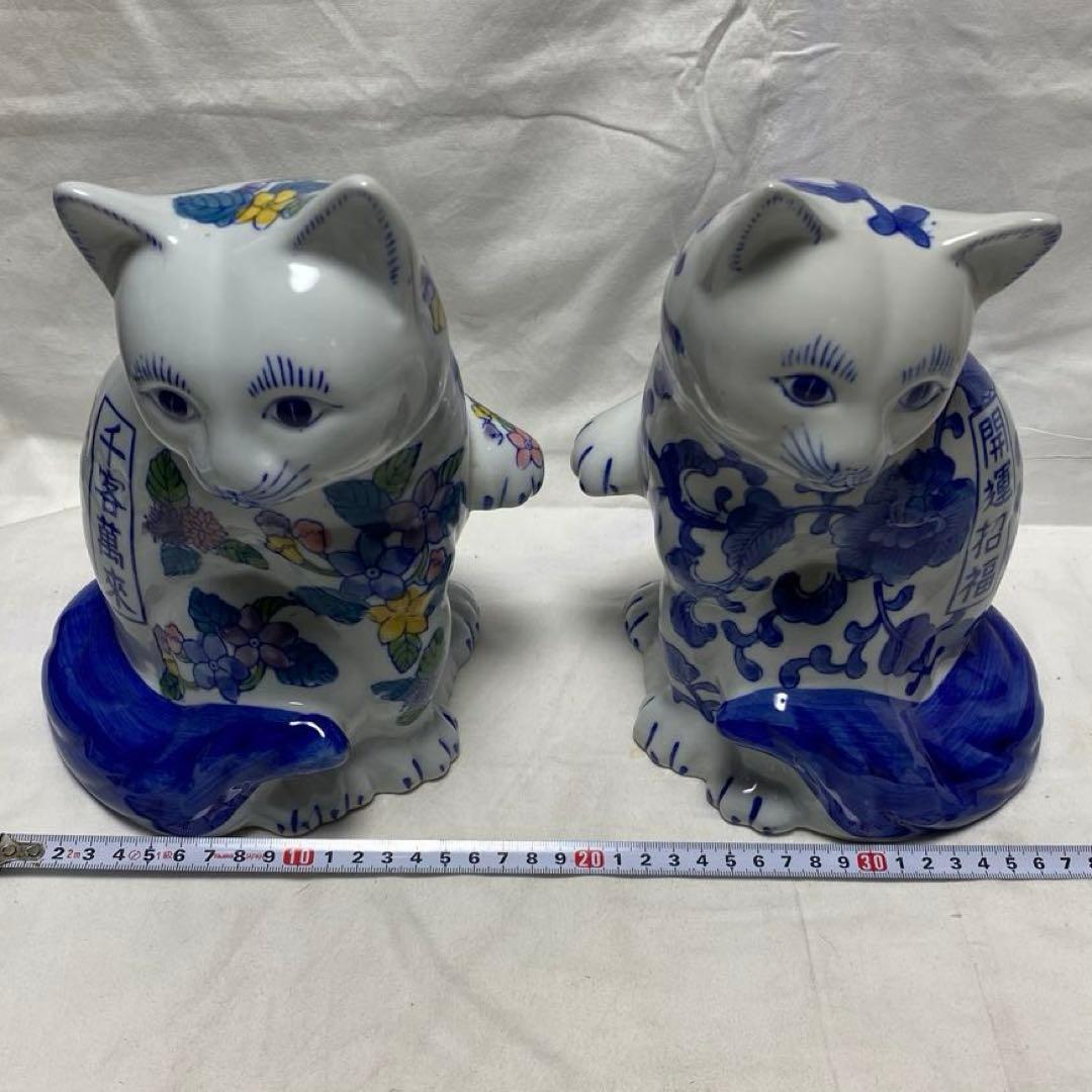 伊万里焼 陶磁器製 招き猫置物 2体伝統的な染め付け柄/花柄 短冊柄付き