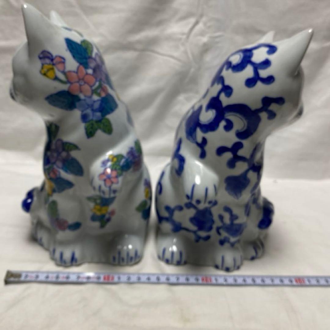 伊万里焼 陶磁器製 招き猫置物 2体伝統的な染め付け柄/花柄 短冊柄付き