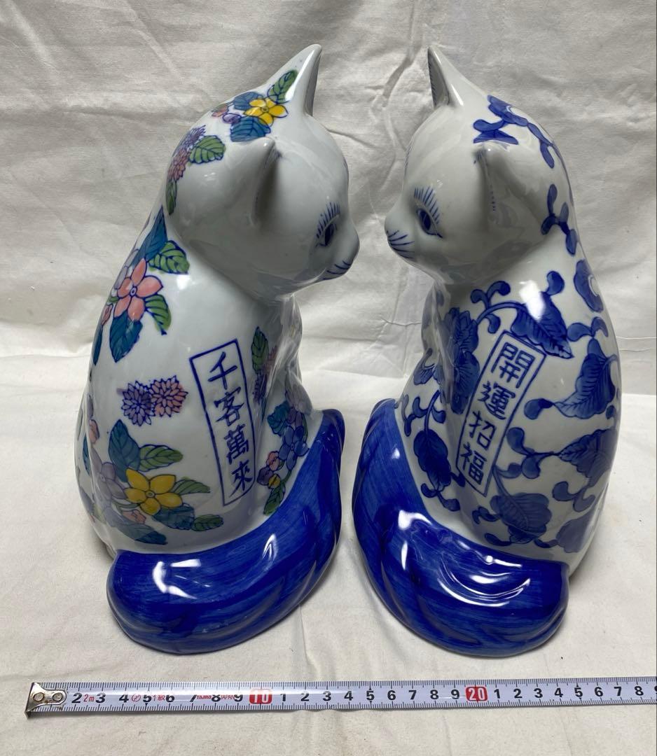 伊万里焼 陶磁器製 招き猫置物 2体伝統的な染め付け柄/花柄 短冊柄付き