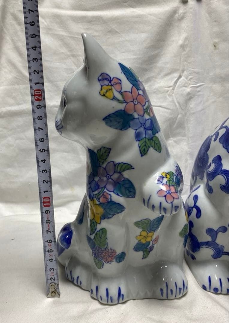 伊万里焼 陶磁器製 招き猫置物 2体伝統的な染め付け柄/花柄 短冊柄付き
