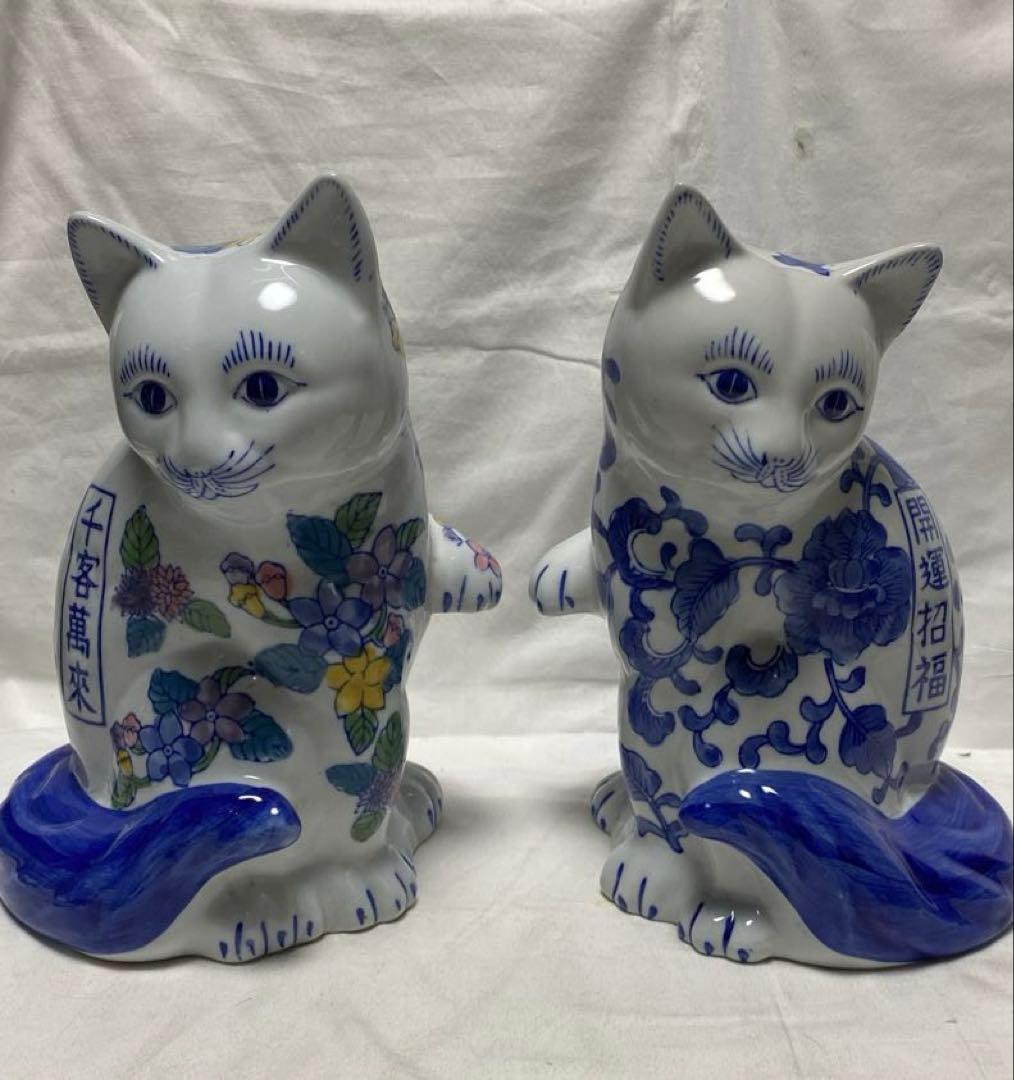 伊万里焼 陶磁器製 招き猫置物 2体伝統的な染め付け柄/花柄 短冊柄付き