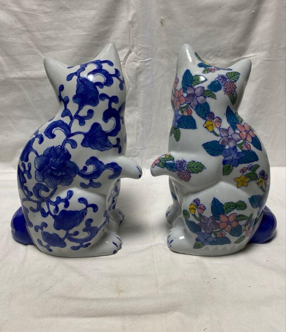 伊万里焼 陶磁器製 招き猫置物 2体伝統的な染め付け柄/花柄 短冊柄付き