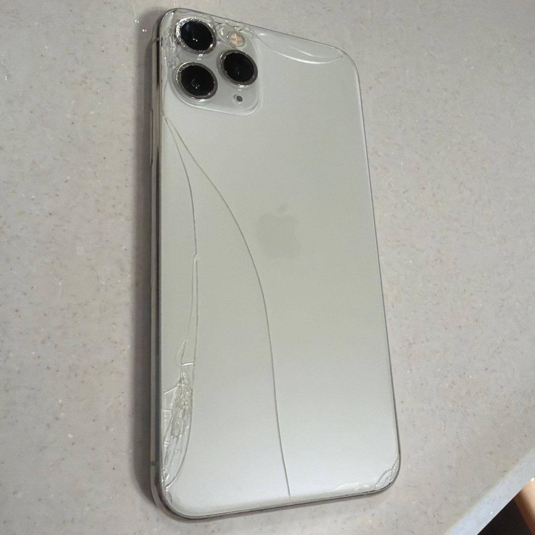 iPhone11pro 背面割れあり