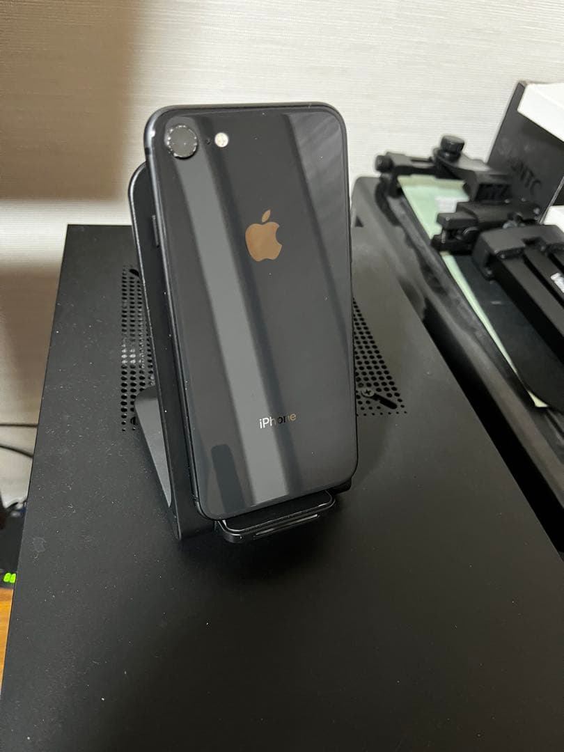 美品！バッテリー100% ！Apple iPhone 8 64GB