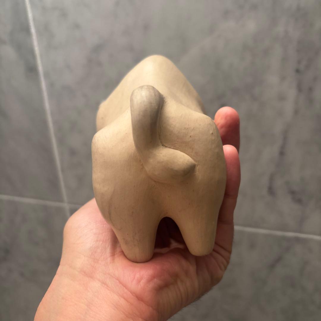 【希少・作家物】ペルー縁起物バッファローのモダンな雰囲気の陶器オブジェ 縁起物