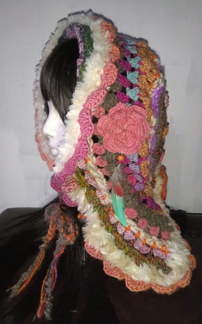 お花モチーフ羽根アクセサリー付きフード帽子、ボンネット風帽子ハンドメイド