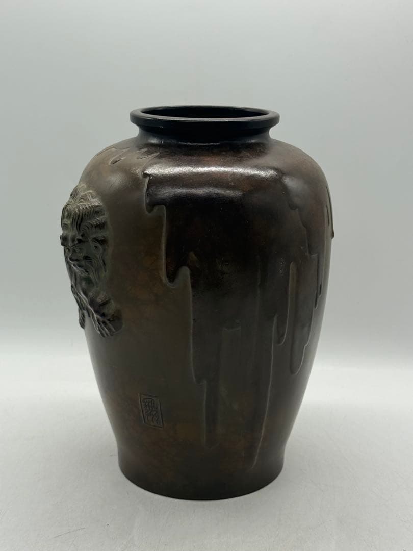 銅製　浮き彫り獅子紋瓶　重さ約2.2kg 送料込み260225