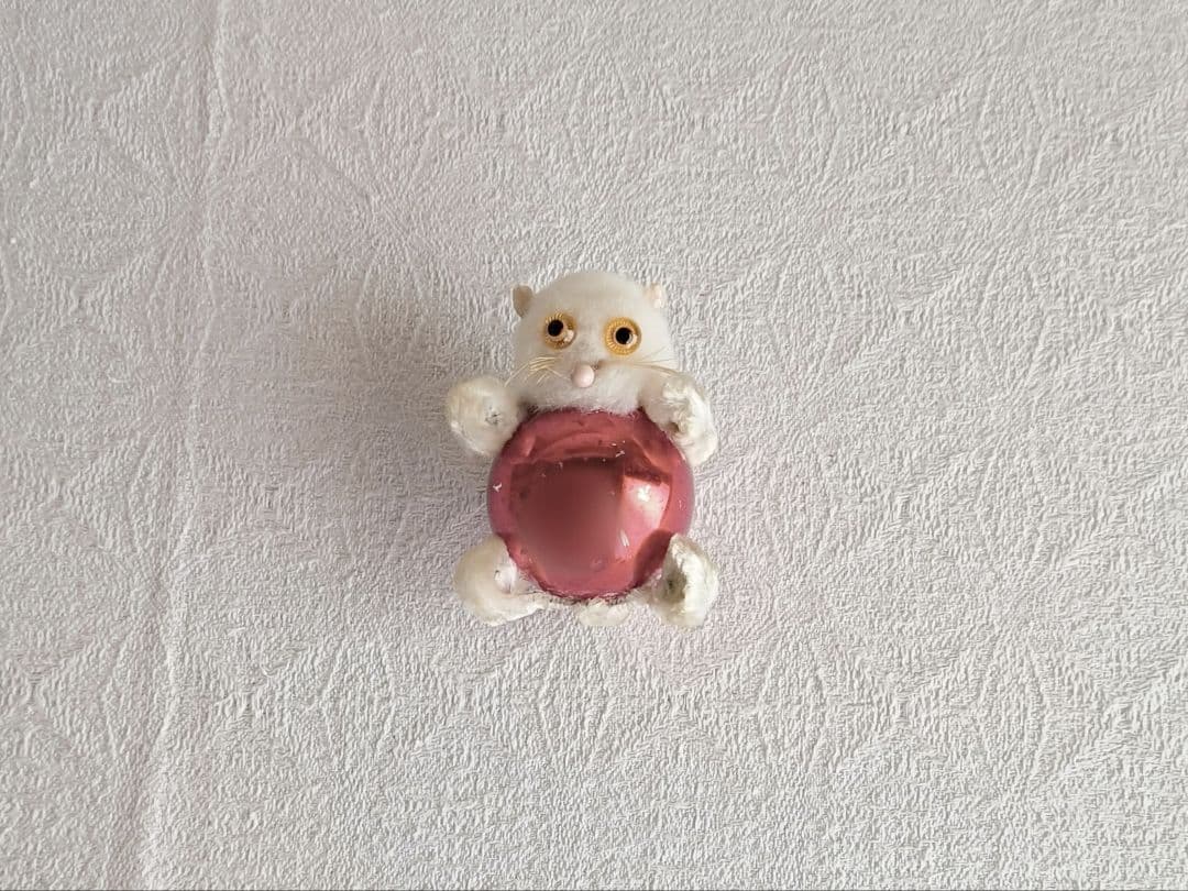 * cat ornament ❀ 赤いボールが大切な 猫さん