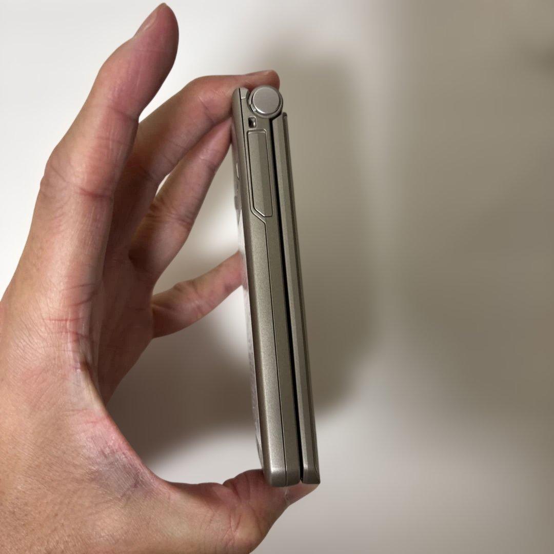 【美品/未使用に近い】arrowsケータイ ベーシック F-41C ゴールド