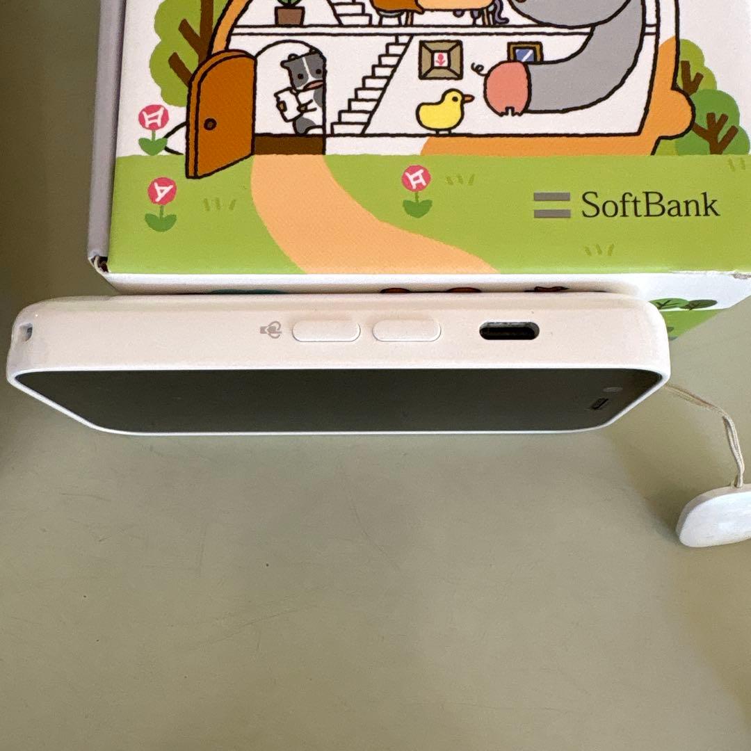 キッズフォン 3 WHT 本体と付属品