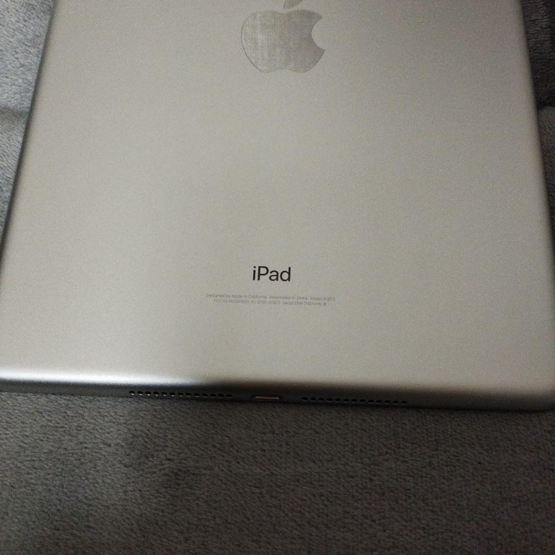 iPad 第5世代 32GB シルバー MP1L2J/A docomo版