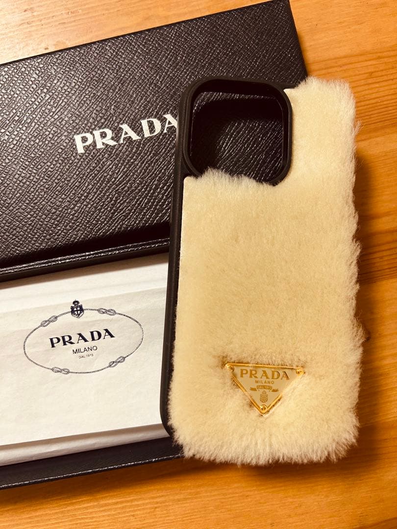 PRADA iPhoneケース　プラダ　iPhone14 ファー