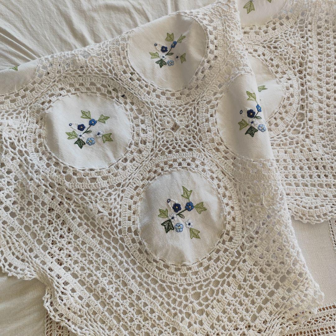 青い小花刺繍入り　円窓モチーフ　手編みレースヴィンテージクロス