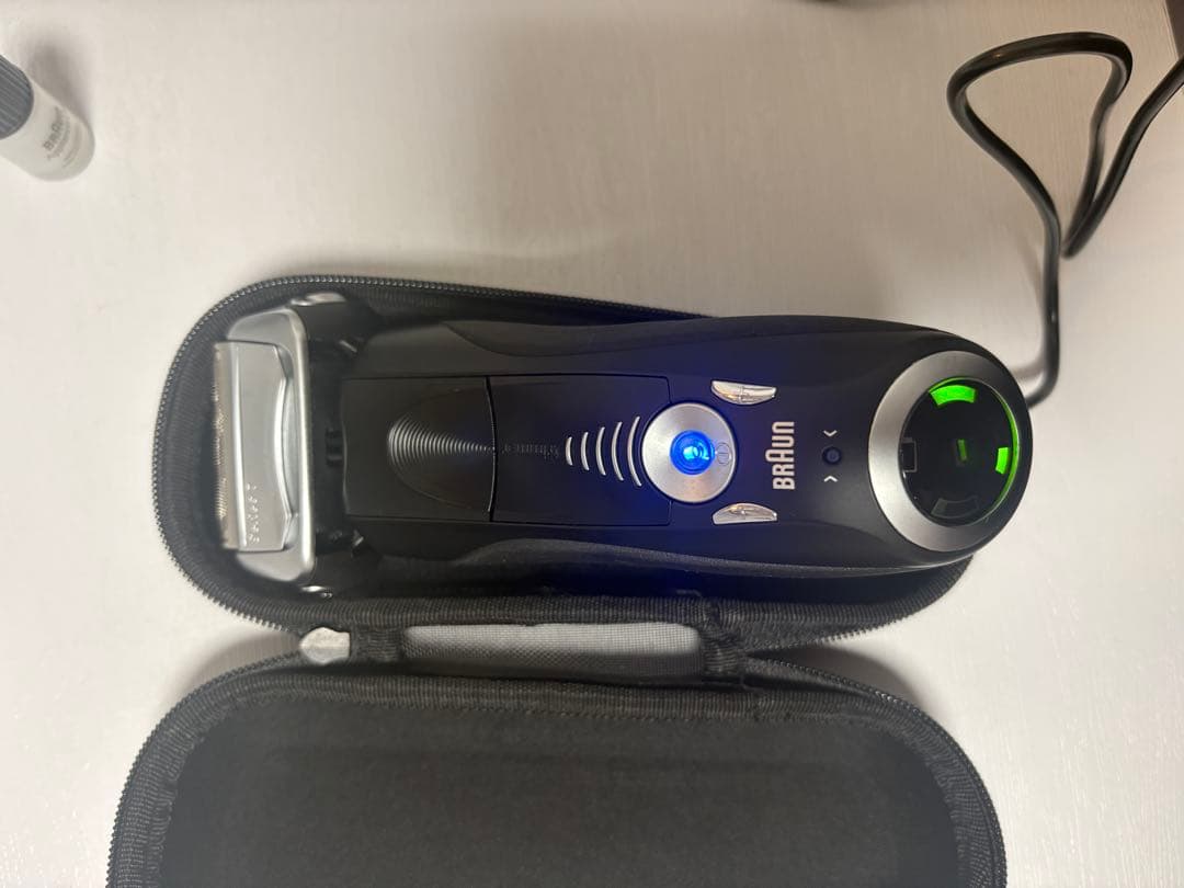 ブラウンBraun Series 7メンズシェーバー洗浄器付き