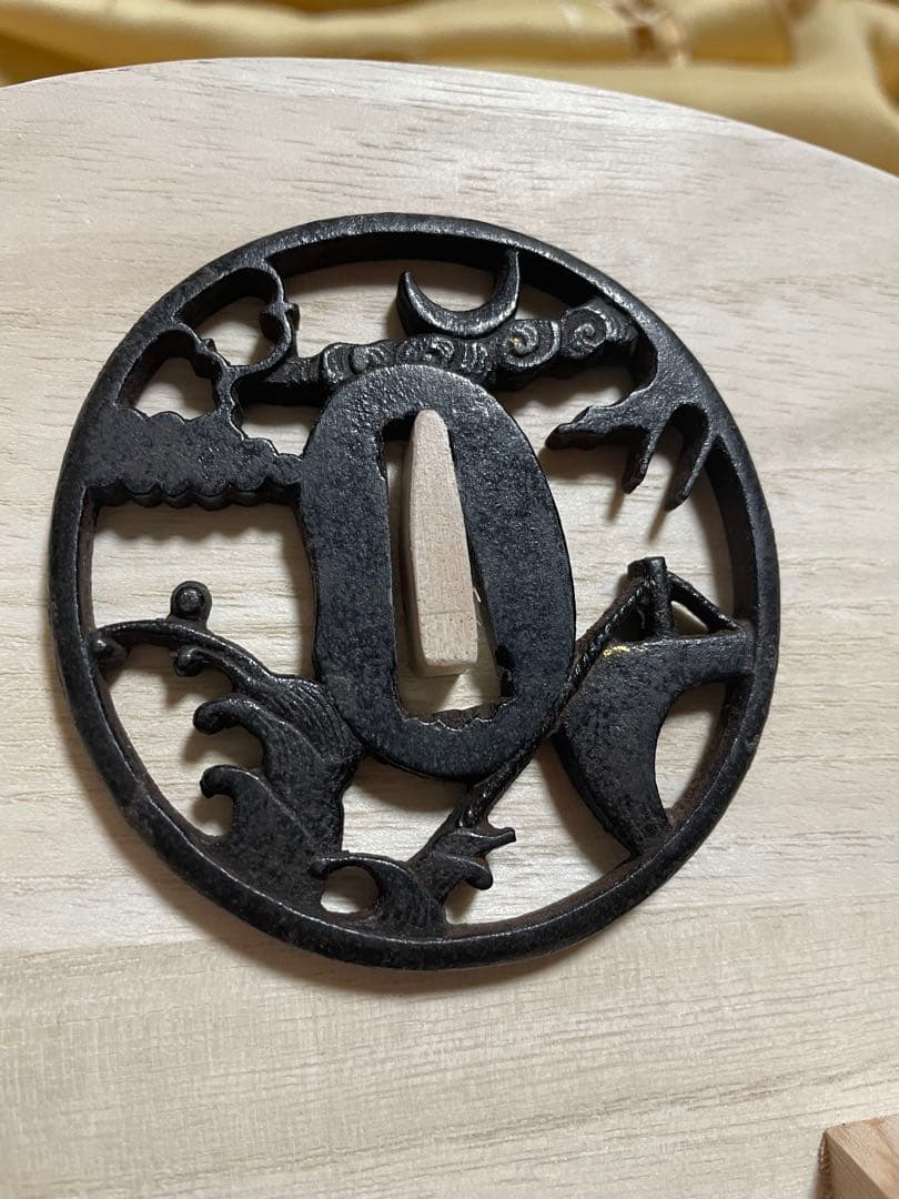 時代武具　鉄地　三日月透かし鍔