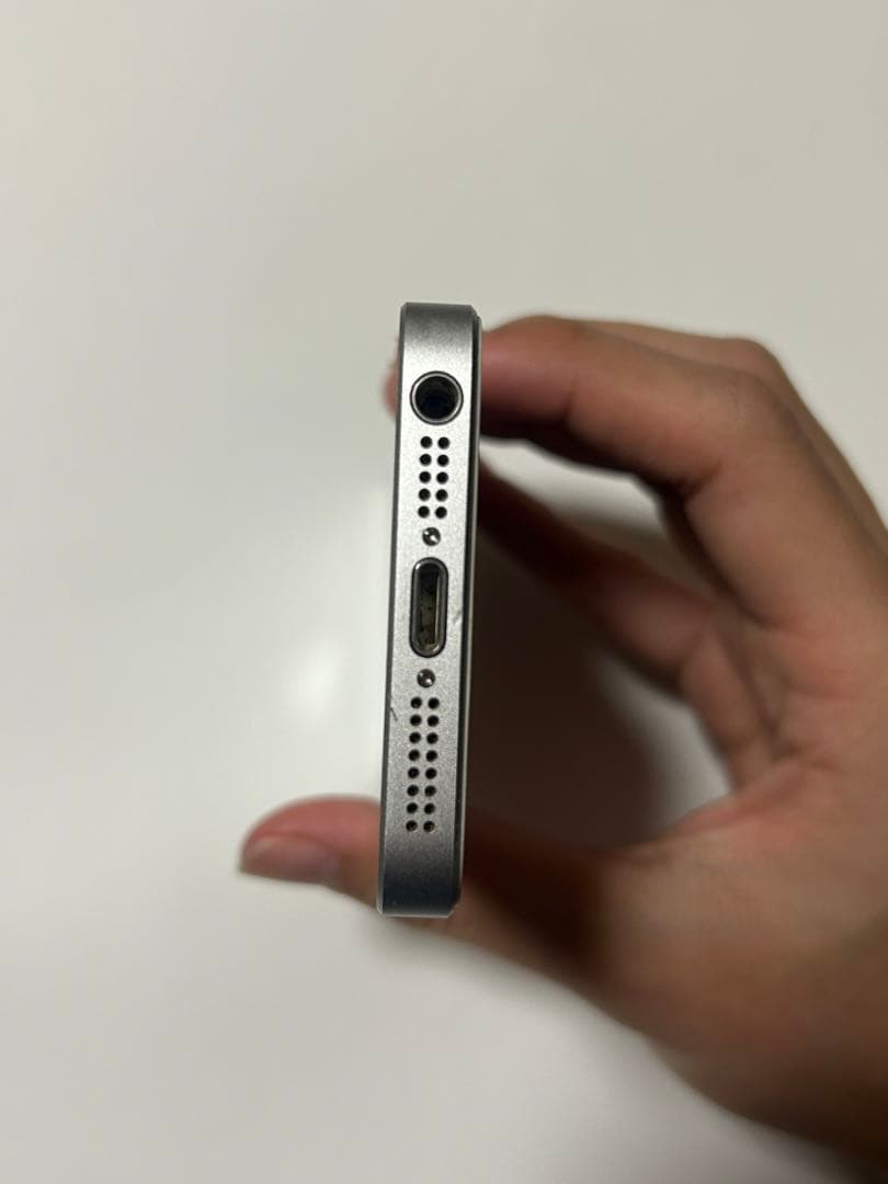 Apple iPhone SE シルバー 本体