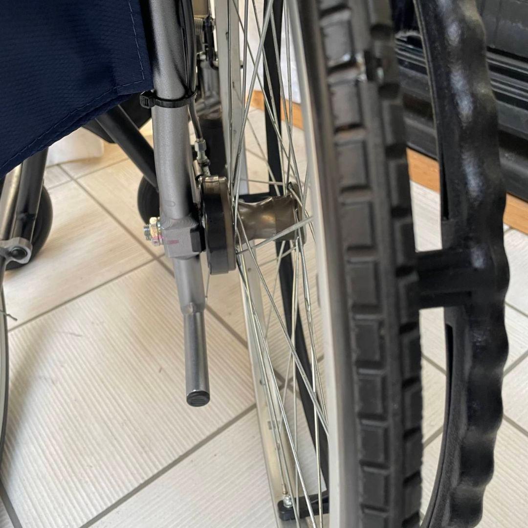 ♿️ 最型モデル 自走式 軽量 車椅子 便利な多機能ノーパンクタイヤ 取説工具付