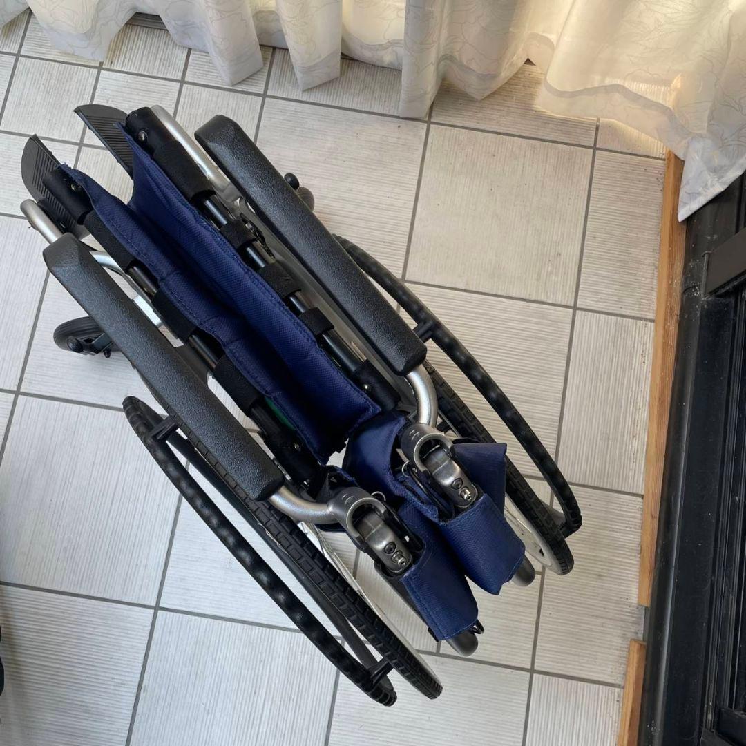 ♿️ 最型モデル 自走式 軽量 車椅子 便利な多機能ノーパンクタイヤ 取説工具付