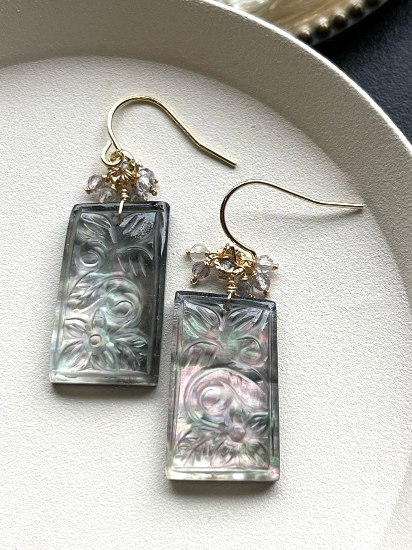 《1点限定》ブラックMOP＆水晶リーフフラワーカービング＊ピアスorイヤリング