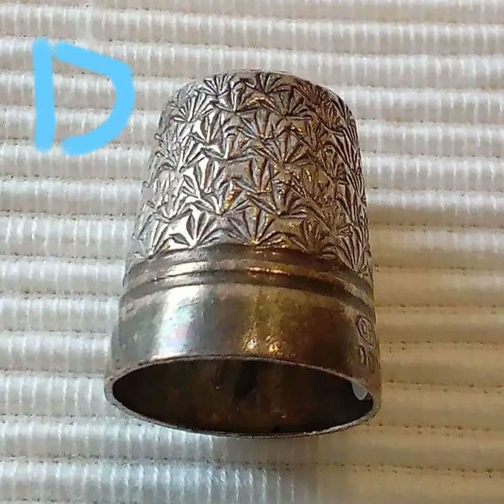 イギリス シルバーシンブル４点とシンブル立てのセット