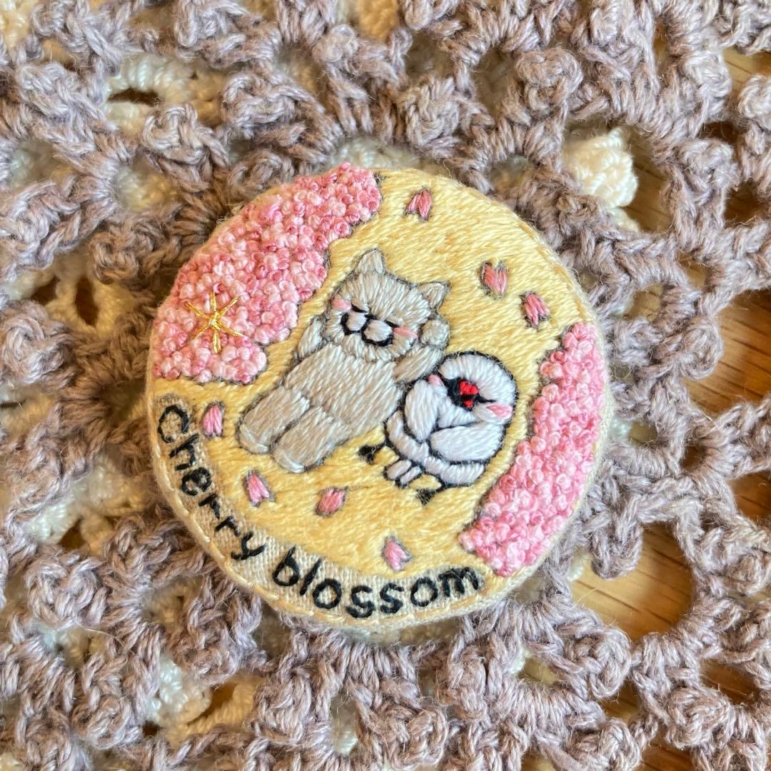 ★新作★ ハンドメイド　刺繍ブローチ　フラワーシャワー