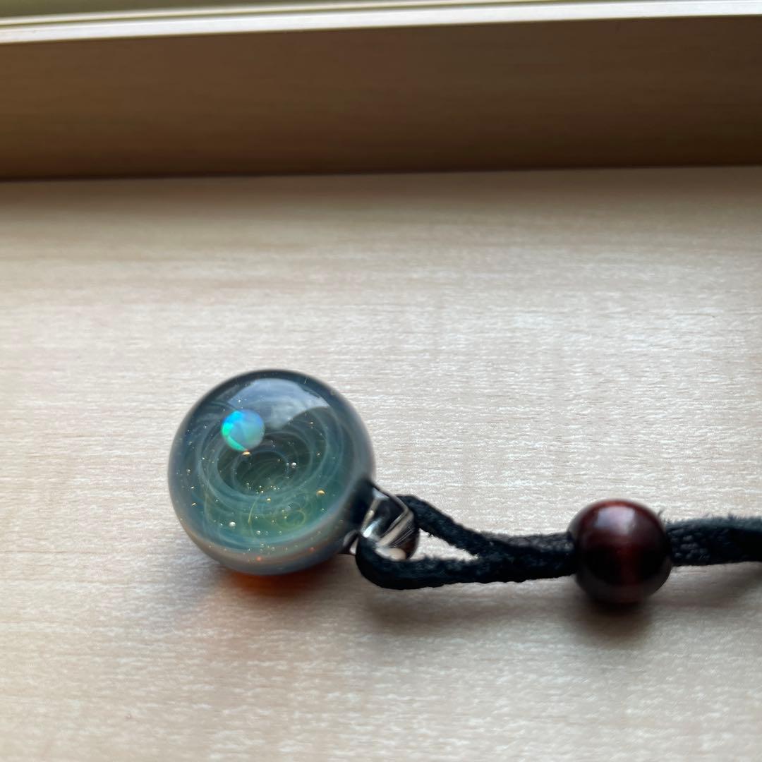 希少！宇宙ガラス玉のペンダント