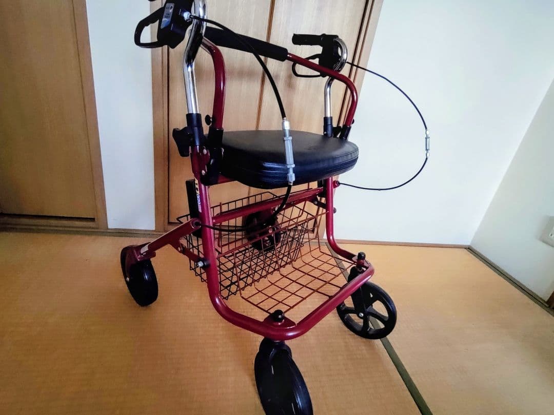 赤い歩行器 バスケット付き