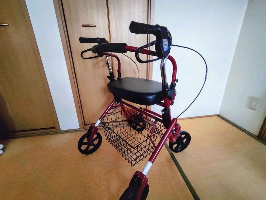 赤い歩行器 バスケット付き