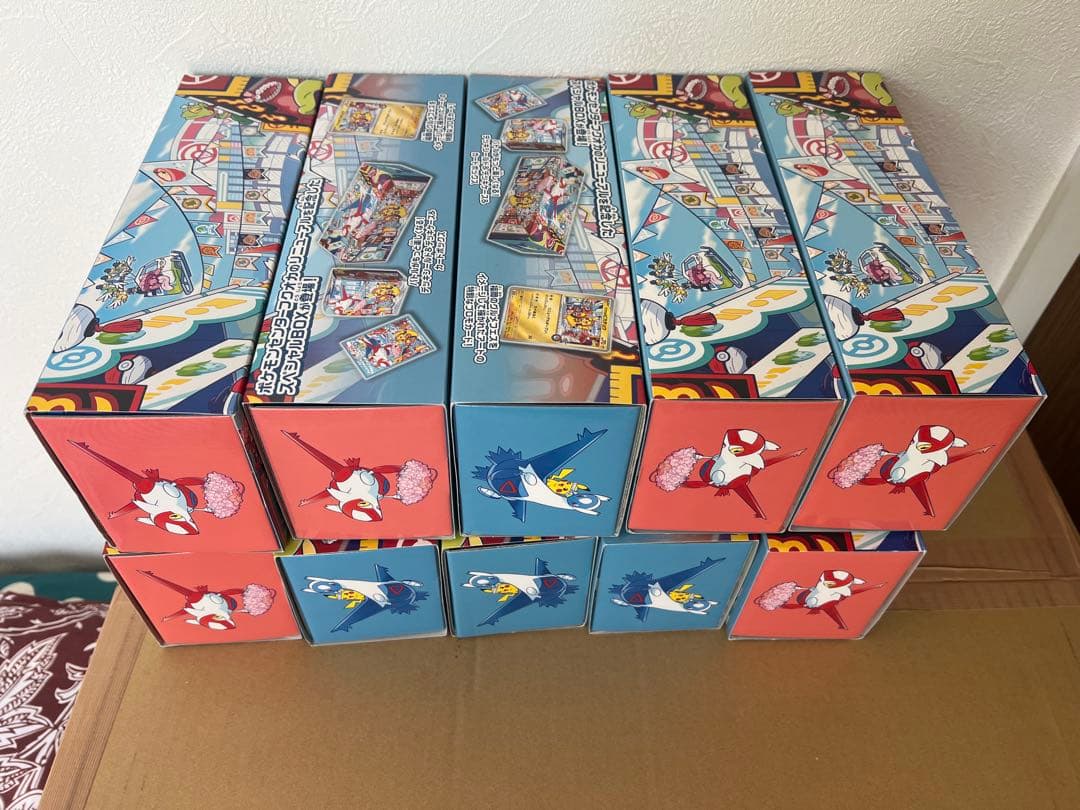 ポケモンカードと空の箱が入ったコンドーム。10bax