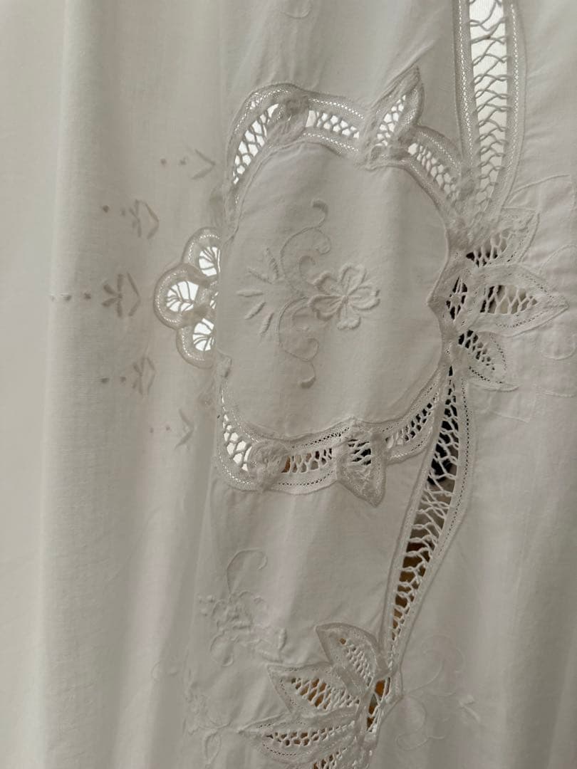 フランスアンティークஐ⋆*ホワイト花柄刺繍のカーテンஐ⋆*ドイリー付き
