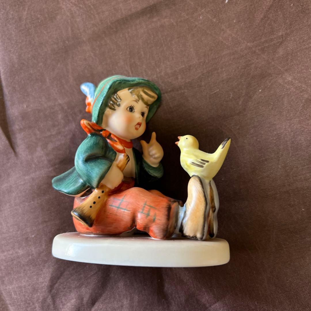 Goebel社　子供と小鳥のフィギュア