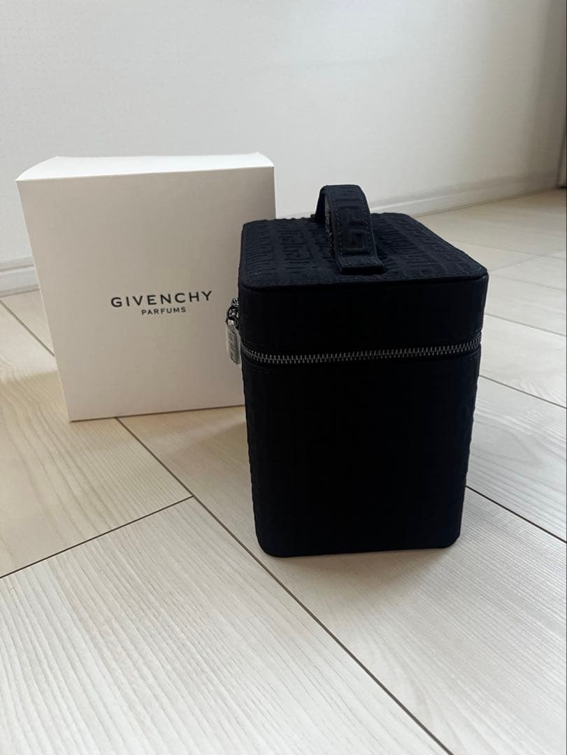 【新品】GIVENCHY PARFUMS ジバンシー　バニティポーチ　ノベルティ