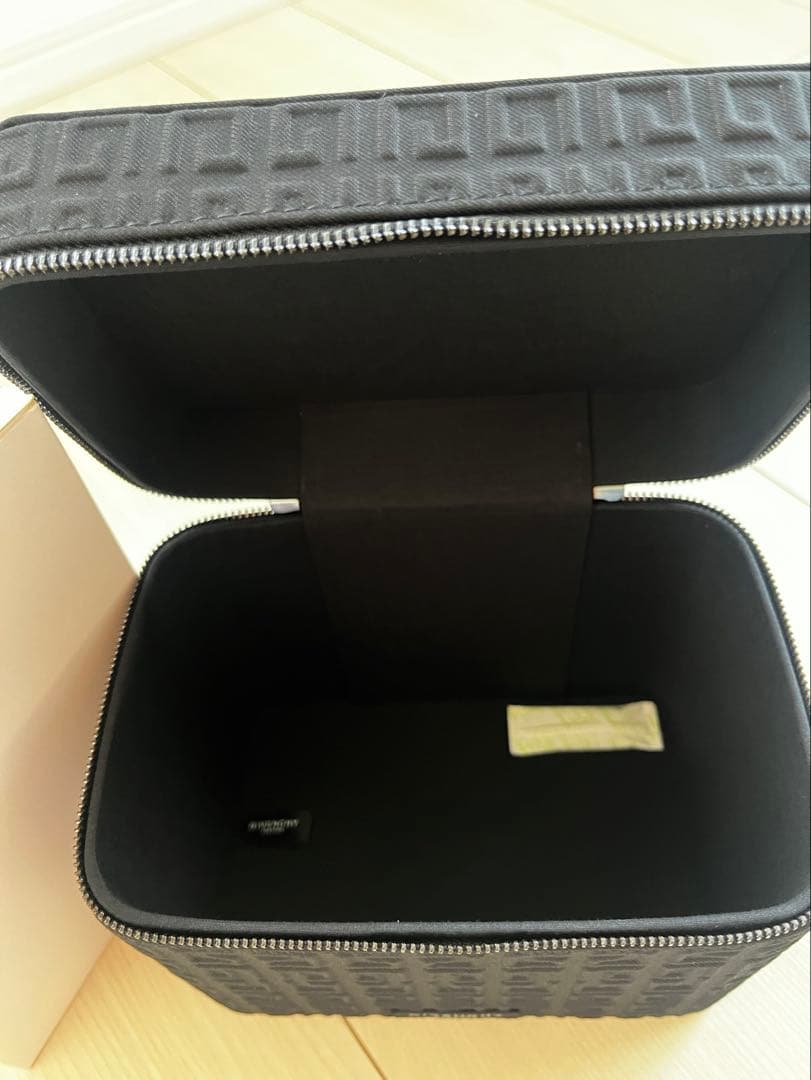 【新品】GIVENCHY PARFUMS ジバンシー　バニティポーチ　ノベルティ