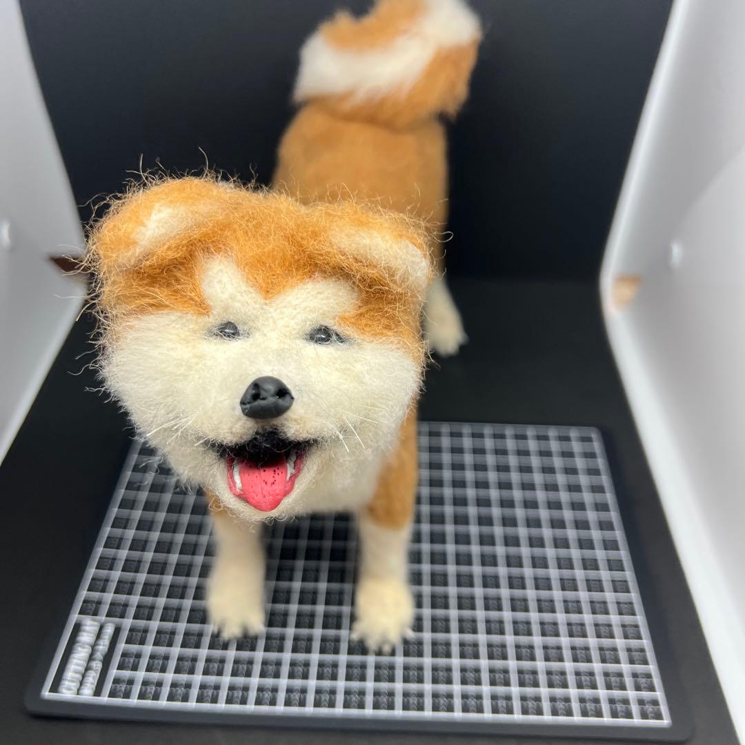 羊毛フェルト犬 秋田犬　　首輪付き　置物