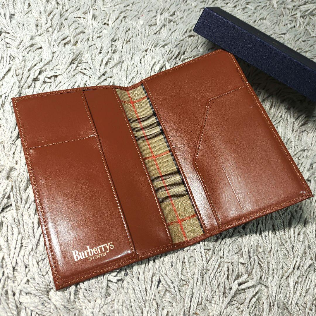 【未使用保管品】BURBERRY バーバリー　グリーン　パスポートケース　レザー