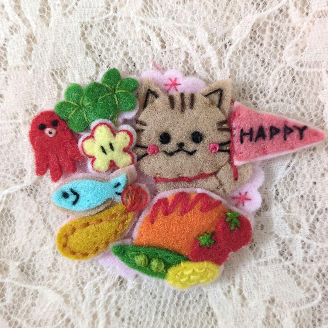 [専用　こり様]くるみボタン 刺繍 ブローチ ストラップ