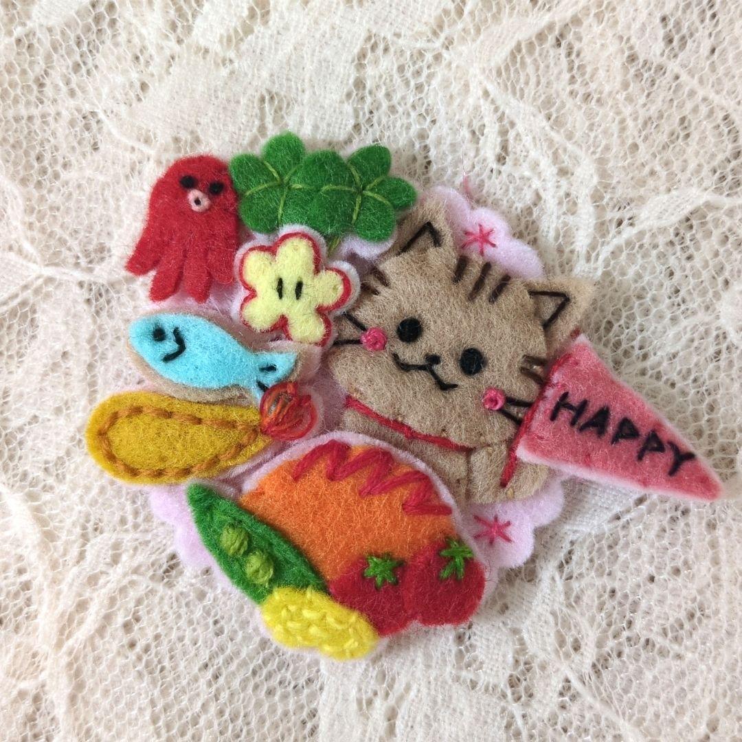 [専用　こり様]くるみボタン 刺繍 ブローチ ストラップ
