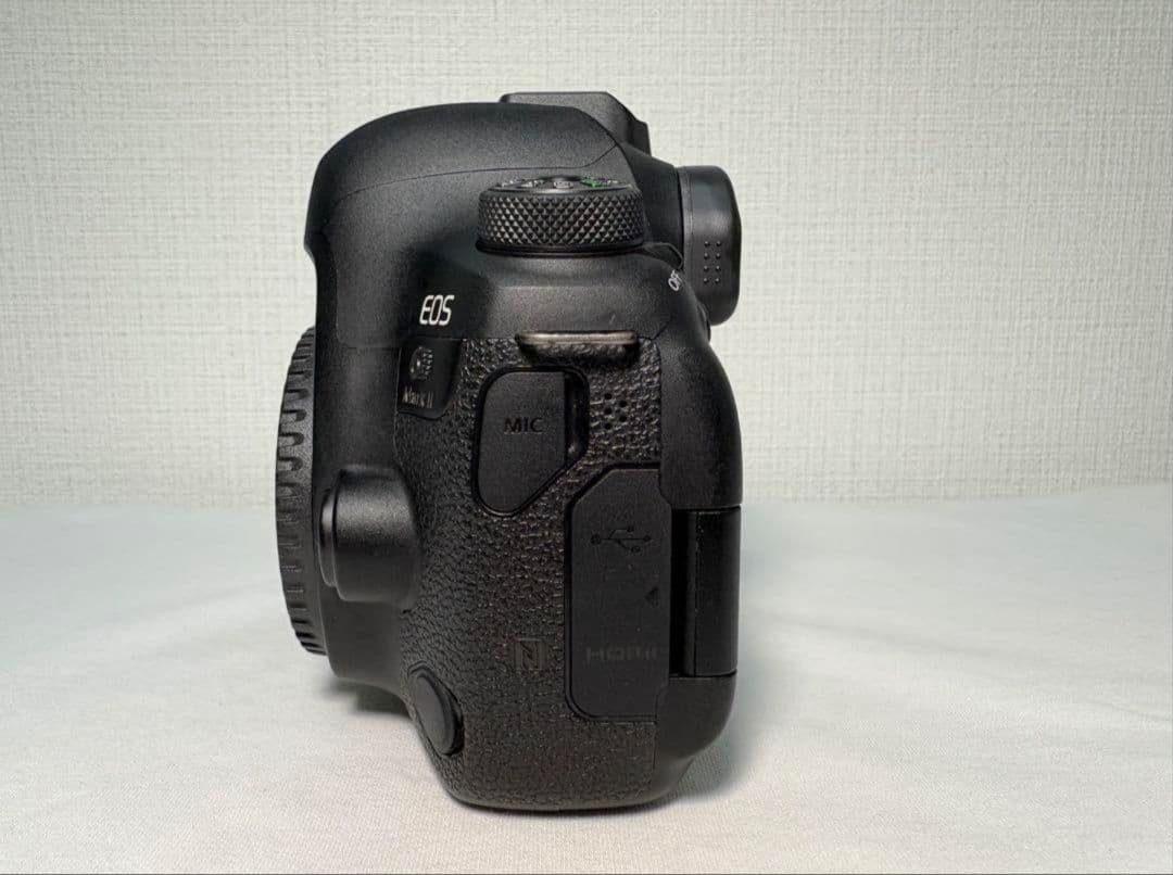 Canon EOS 6D Mark II 本体と付属品