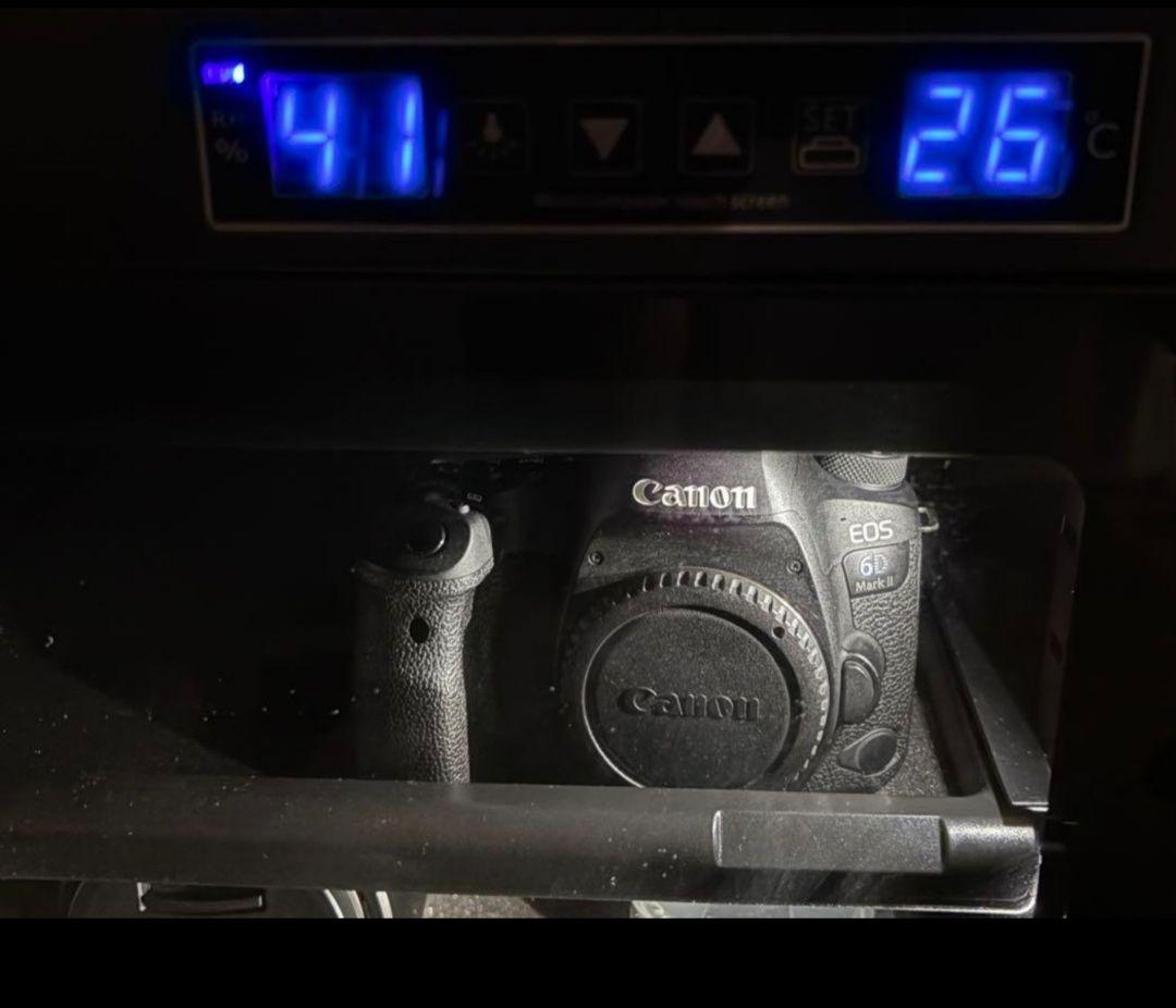 Canon EOS 6D Mark II 本体と付属品